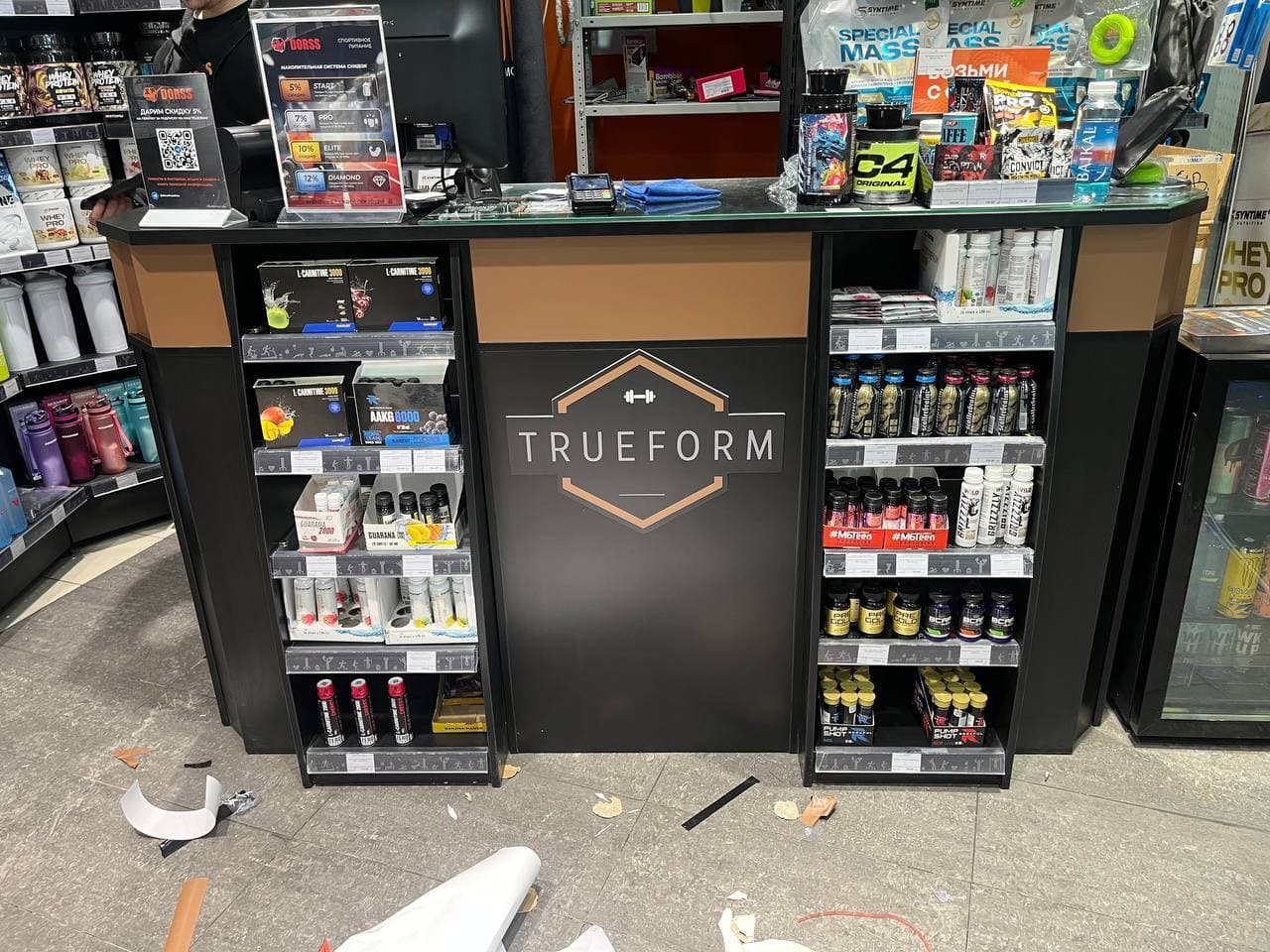 Брендированная кассовая стойка TRUEFORM с логотипом в магазине спортивного питания